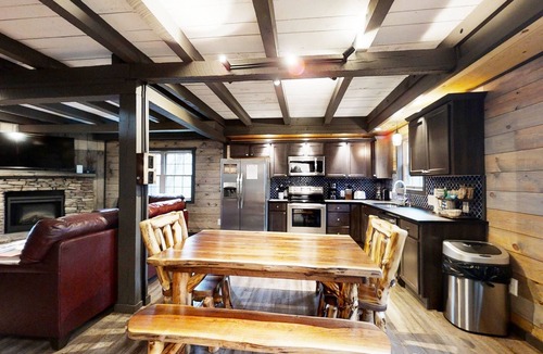 Gatlinburg Cabin | Bigfoots Hideaway (1-Bedroom Cabin) with Mountain view by RedAwning