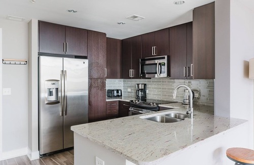 Woodmont Triangle Apartment | Blueground | Bethesda 1bd apartment