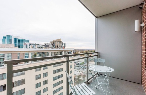 Woodmont Triangle Apartment | Blueground | Bethesda 1bd apartment
