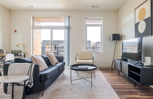 Waltham Apartment | Blueground | Bleachery, pool, nr Charles River
