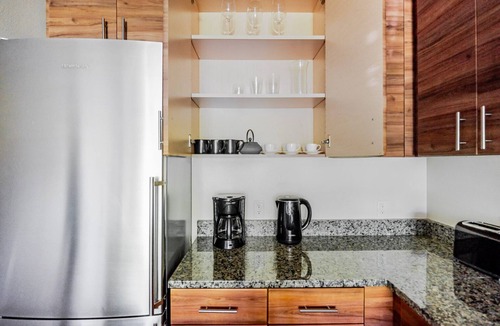 Brighton Apartment | Blueground | Brighton, fitness center, nr Park