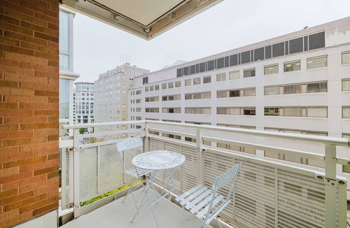 George Washington University Apartment | Blueground | Foggy Bottom, pool & gym, nr metro