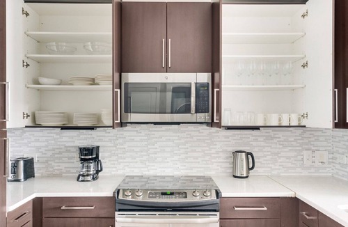 Woodmont Triangle Apartment | Blueground | Hunter Mill District, pool, nr Lake Anne
