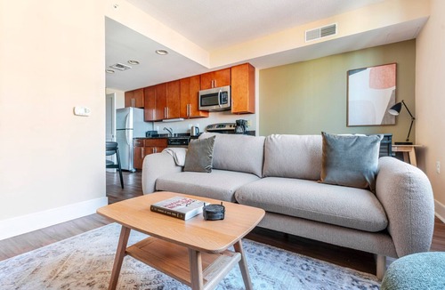 Mount Vernon Triangle Apartment | Blueground | Mount Vernon Triangle, pool, nr National Gallery of Art