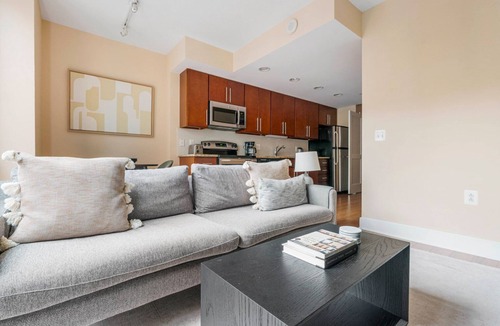 Mount Vernon Triangle Apartment | Blueground | Mount Vernon Triangle, pool, nr National Gallery of Art