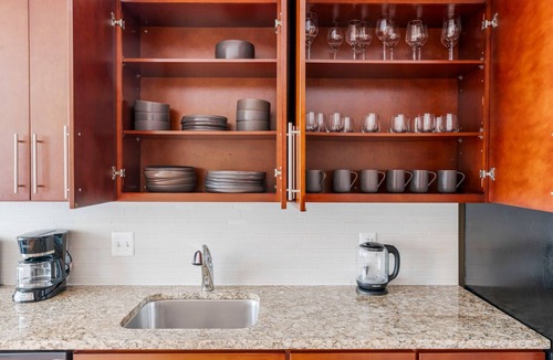 Mount Vernon Triangle Apartment | Blueground | Mount Vernon Triangle, pool, nr National Gallery of Art