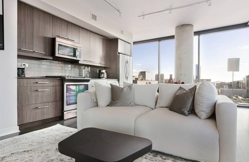 West Loop Apartment | Blueground | West Loop, pool, nr Grant Park