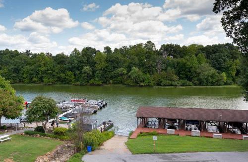 Livingston Hotel | Boardwalk Hotel On Lake Anna By Kasa