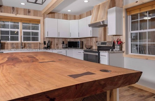 Deep Gap House | Boone Getaway | Dog Friendly, Hot Tub, Fire Pit!