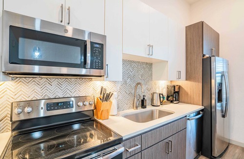 Downtown Phoenix Apartment | Boulevard Stays Modern Roosevelt Row Suite 1BR Pool, Gym 1