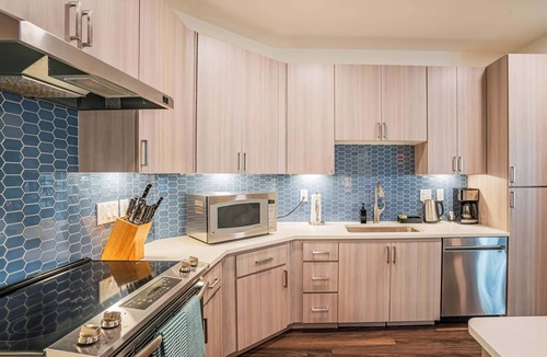 Downtown Phoenix Apartment | Boulevard Stays Modern Roosevelt Row Suite 2BR Pool, Gym 6