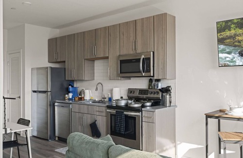 Poplar Apartment | Boutique Studio with Rooftop View and Gym