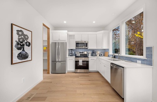 Taylor Run House | Brand new 2025 townhome in Alexandria. 3 bedrooms, each with private en-suite bath. Basement suite with rec room—perfect for teens or guests. Fully fenced yard, pet friendly. 10-min walk to King Street Metro + FREE trolley to Old Town waterfront.