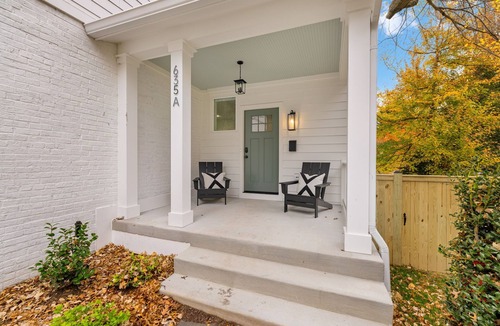 Taylor Run House | Brand new 2025 townhome in Alexandria. 3 bedrooms, each with private en-suite bath. Basement suite with rec room—perfect for teens or guests. Fully fenced yard, pet friendly. 10-min walk to King Street Metro + FREE trolley to Old Town waterfront.