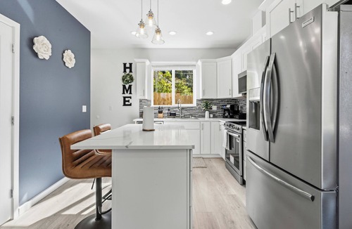 Burien House | Brand New 3BR Home with King Bed, AC – Near Airport