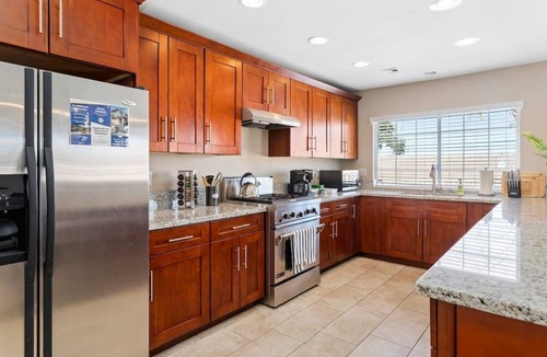 River Mountain House | BRAND NEW Pickleball Paradise: Pool & Games, Fun!