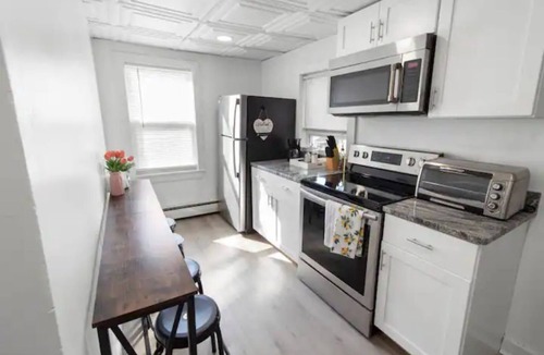 Jeffries Point Apartment | Bright 2BR by Boston Waterfront