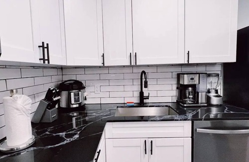 Victoria Park Apartment | Bright 3-Bedroom 3 Bath Apt with Pool, Parking, & Close to Beach & Las Olas