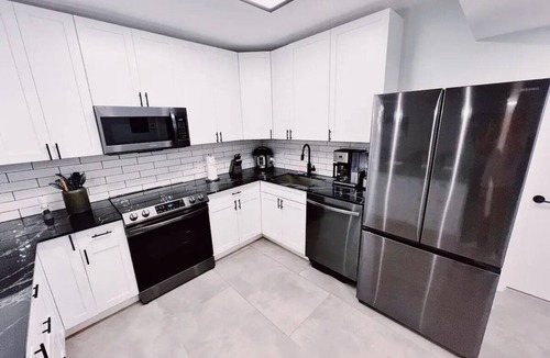 Victoria Park Apartment | Bright 3-Bedroom 3 Bath Apt with Pool, Parking, & Close to Beach & Las Olas