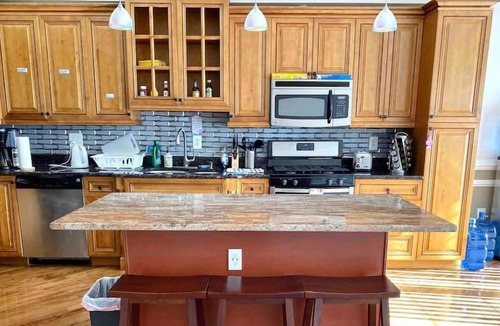 West Poplar House | Bright 5 Bedrooms 5.5 Bathrooms at Sprint Garden