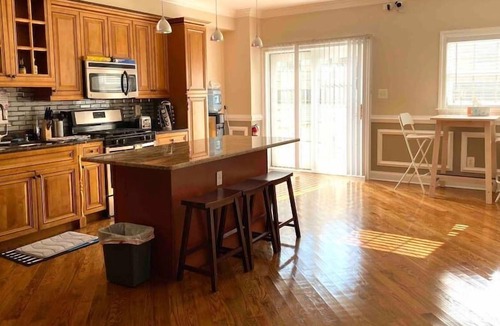West Poplar House | Bright 5 Bedrooms 5.5 Bathrooms at Sprint Garden