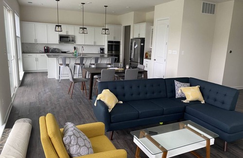 Ocean View House | Bright & Airy House. Child friendly, EV charging, Pool, sauna, gym, kayak+