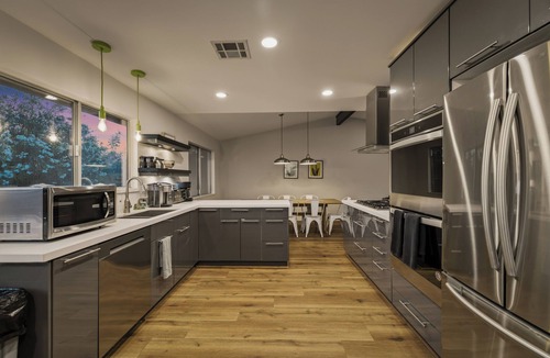 Canyon Gate Master House | Bright! Contemporary Modern 4BR, Lg Backyard w/New Spa & Pool + Mini Putting!