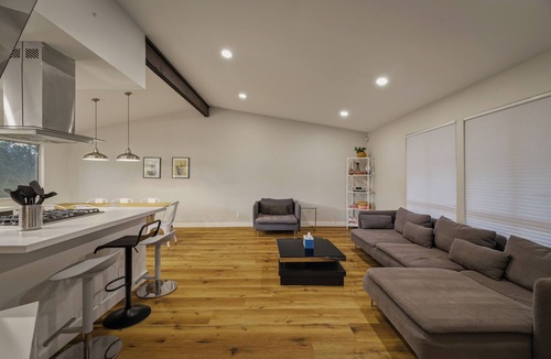 Canyon Gate Master House | Bright! Contemporary Modern 4BR, Lg Backyard w/New Spa & Pool + Mini Putting!