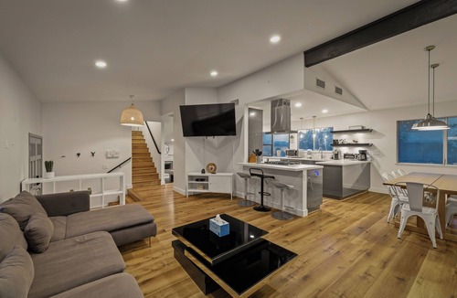 Canyon Gate Master House | Bright! Contemporary Modern 4BR, Lg Backyard w/New Spa & Pool + Mini Putting!