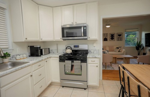 Wheaton-Glenmont House | Bright & Cozy 2BR w/Yard – Private Entrance In Silver Spring