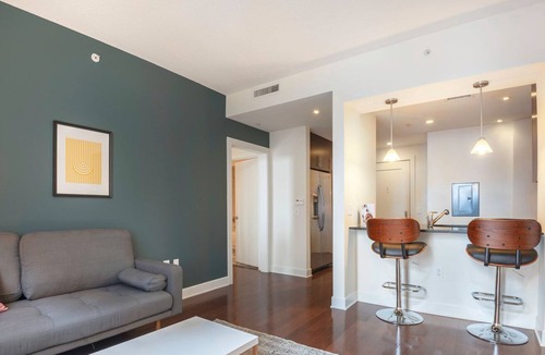 Mount Vernon Triangle Apartment | Bright Mt. Vernon 1BR w/ Gym, W/D, 2 Pools & Rooftop by Blueground