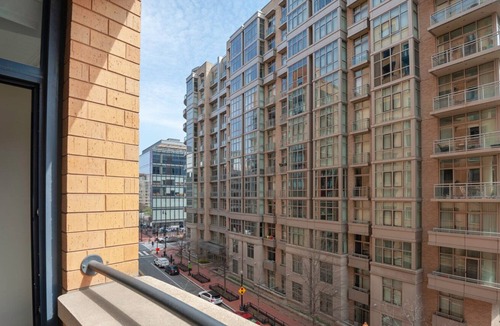 Mount Vernon Triangle Apartment | Bright Mt. Vernon 1BR w/ Gym, W/D, 2 Pools & Rooftop by Blueground