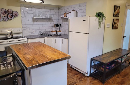 Martintown Apartment | Bright Private Studio: Near Downtown Core