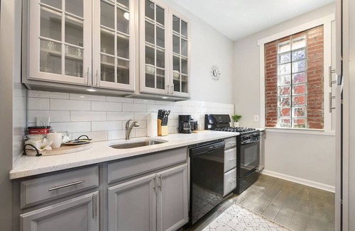 East Allegheny Apartment | Bright & Stylish Apartment with King Bed & Parking