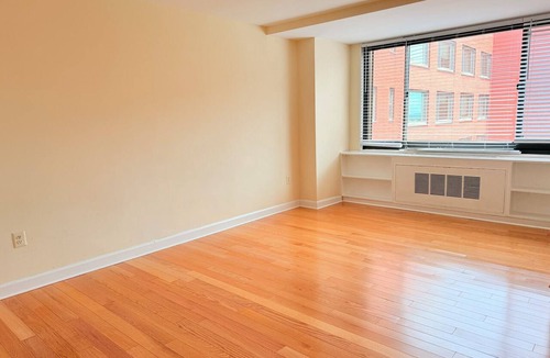Rosslyn Apartment | Bright Unfurnished Studio Steps from 3 Metro Lines