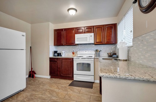 Brighton Apartment | Brighton Upper Suite Near Park & Light Rail