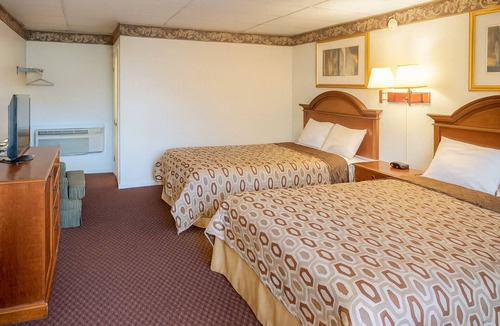 Campbelltown Hotel | Bring the Whole Family! 3 Relaxing Units, Swimming Pool, FREE Breakfast!