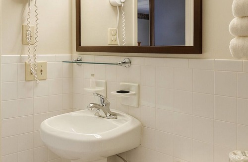 Campbelltown Hotel | Bring the Whole Family! 3 Relaxing Units, Swimming Pool, FREE Breakfast!
