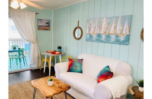Tybee Island House | Bubble Gum Apt “B”, 2 blocks to the Beach! Sleeps 2 adults