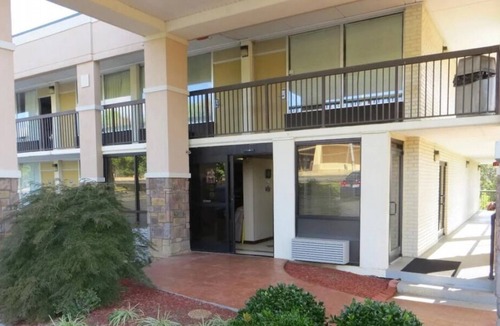 Newport House | Budget-friendly Accommodations at Knights Inn Newport! Free Parking & Breakfast
