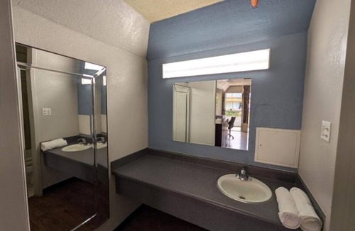 Cartersville Hotel | Budget-Friendly Room Close to Atlanta Adventure