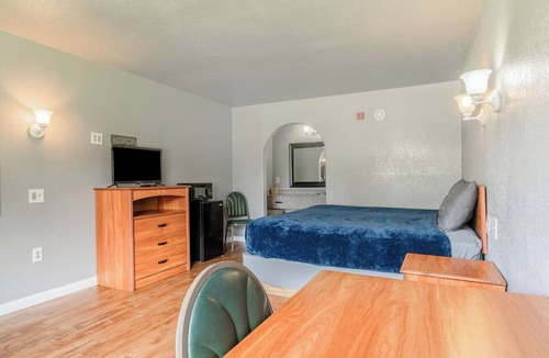 Livingston Hotel | Budget Stay King Bed Near Lake Livingston & Local Attractions