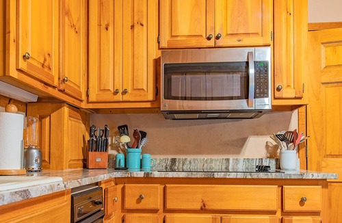 Jasper Cabin | Burnt Mountain Waterfront Log Cabin, with 6person Spa
