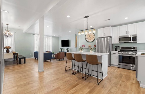 Bluff House | By PPG,Duquesne,Mercy |Exquisite, New |Free Parkin