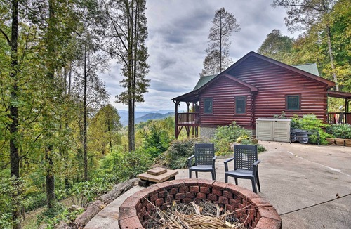 Sylva Cabin | Cabin w/BBQ + Games - Walk to Blue Ridge Parkway!