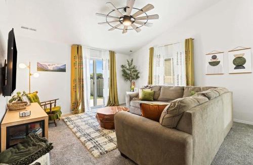 Caldwell House | Caldwell Ruby Tuesday! 60's Inspired comfort 3B2B