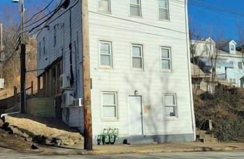 Marshall-Shadeland Apartment | California Ave Quarters–Updated 2BR Near Downtown