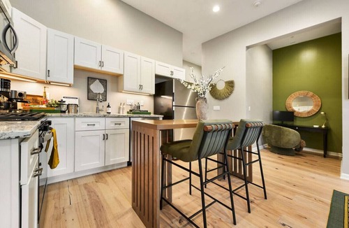 Lower Lawrenceville Apartment | Calm Couples Retreat | Designer Condo | No Stairs