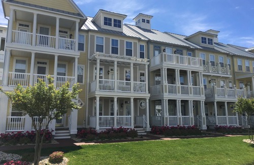 Sunset Island House | Canal Front Townhouse with Breathtaking Sunset Views of the Bay