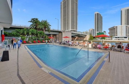 Hallandale Beach Hotel | Canal View Studio - Resort Perks Beach 8 Min 1904